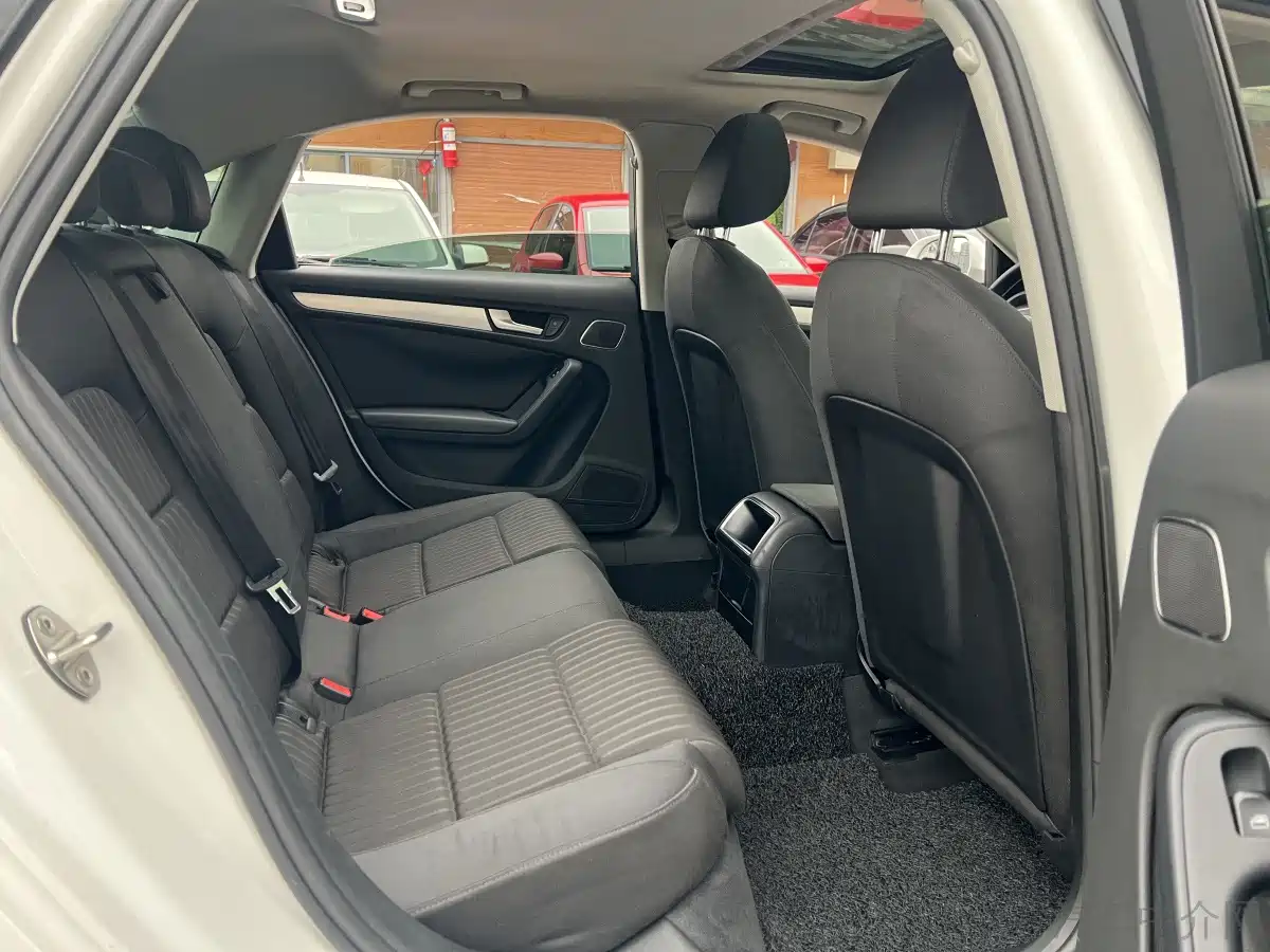Audi A4L 2011 2.0 TFSI Standard фото 7