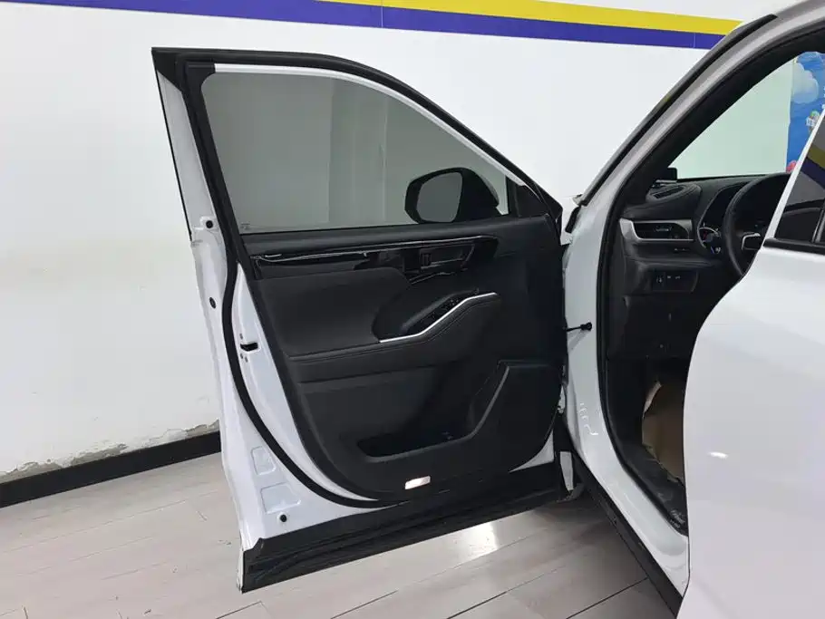 Фото 7 - Toyota Crown Kluger