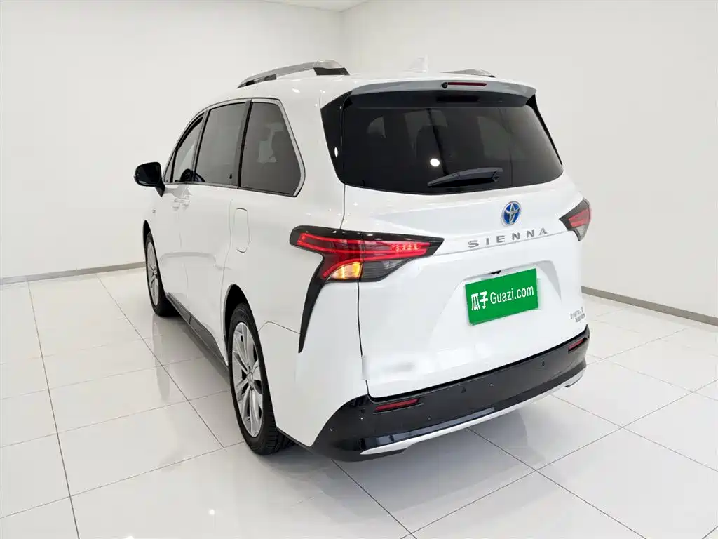 Toyota Sienna 2021 2.5L Hybrid Platinum Edition фото 5
