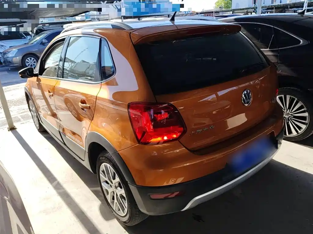 Volkswagen Polo 2016 1.6L Cross Polo Automatic фото 5