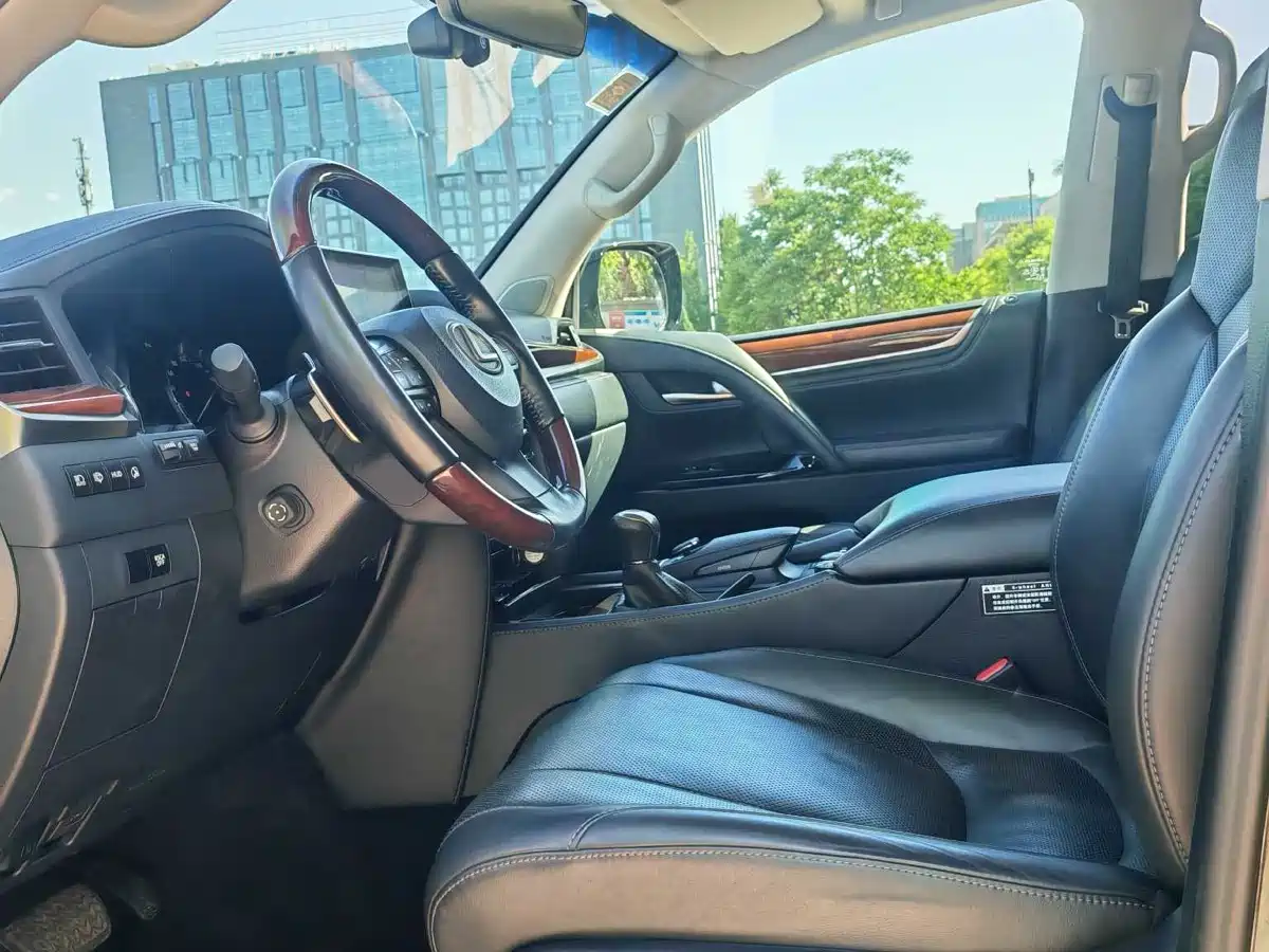 Lexus LX 2017 570 Dynamic Luxury фото 4