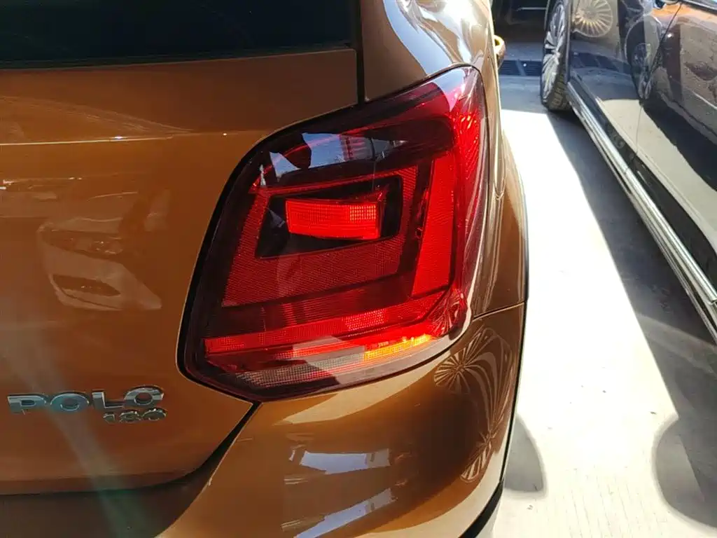 Volkswagen Polo 2016 1.6L Cross Polo Automatic фото 8