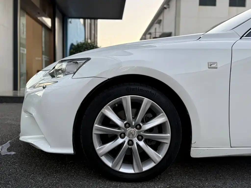 Фото 7 - Lexus IS