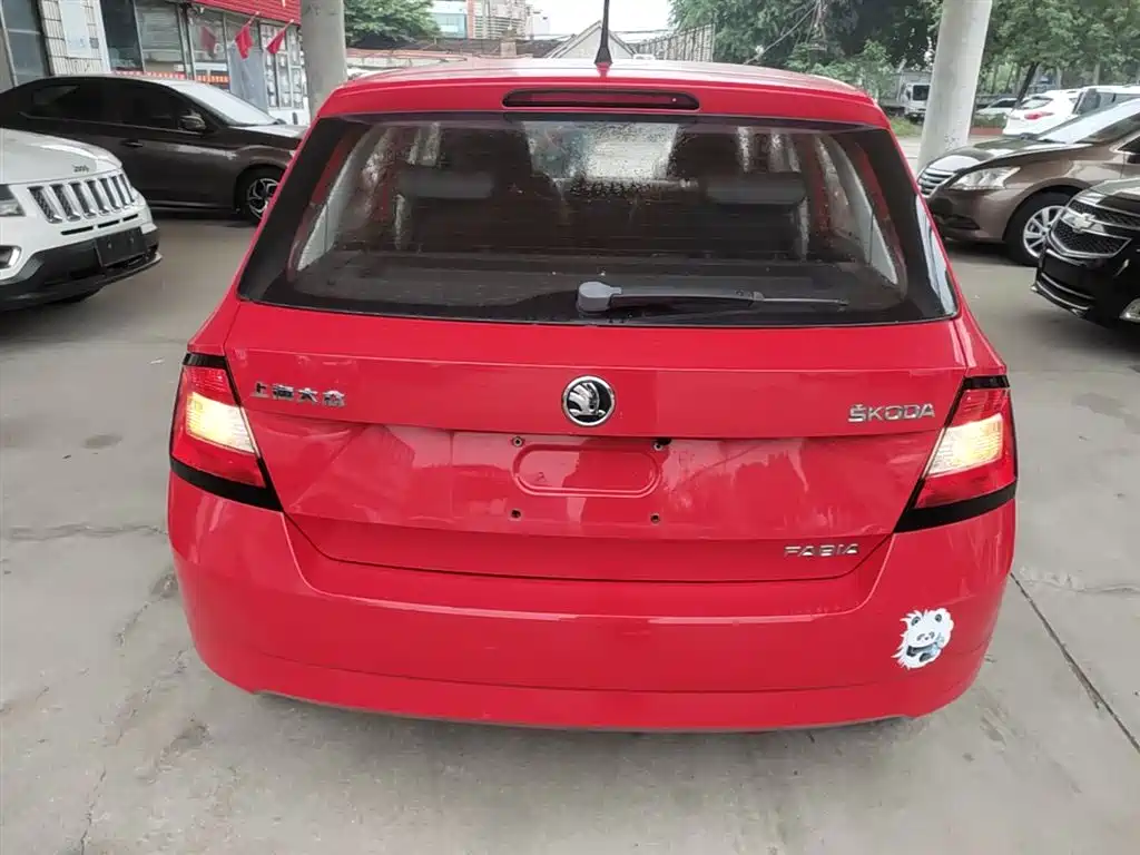 Škoda Fabia 2015 1.4L Manual Advance Edition фото 6