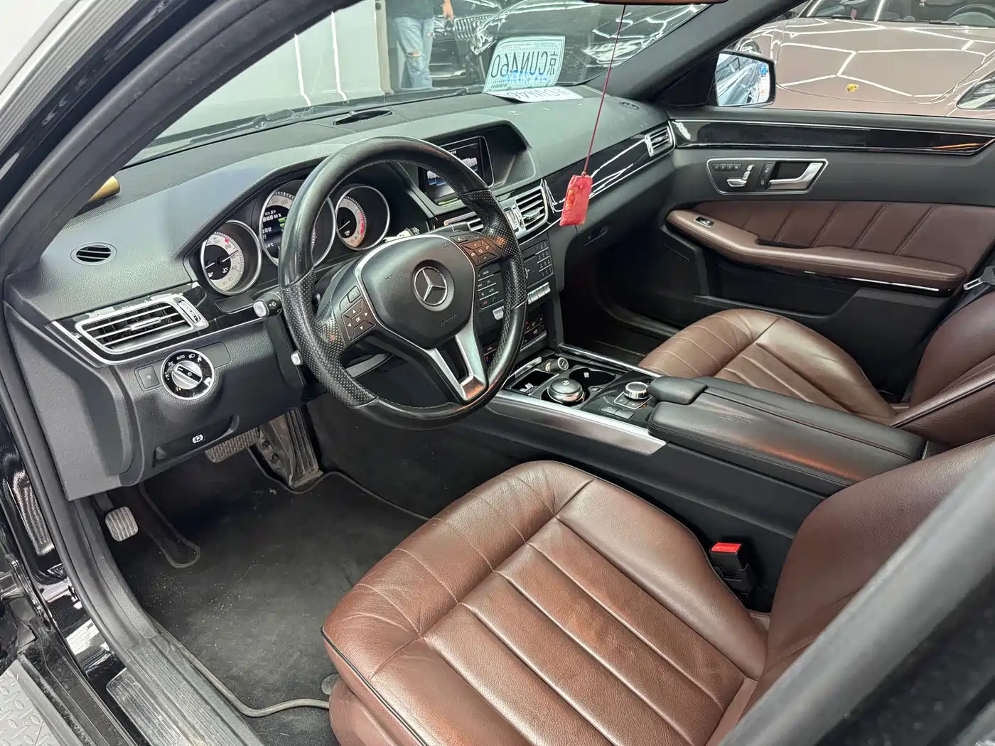 Фото 11 - Mercedes-Benz E-Class