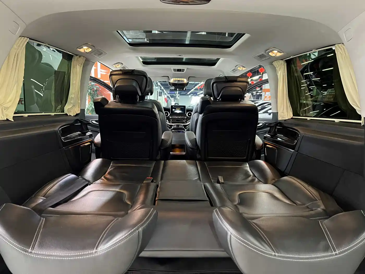 Mercedes-Benz V-Class 2017 Model V 260 L Premium Extended Edition фото 18