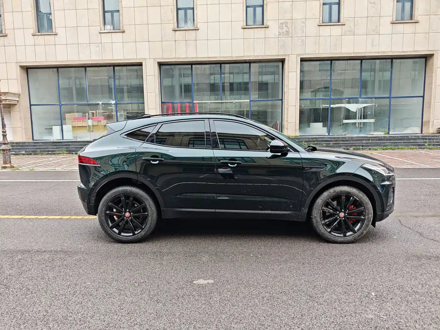 Jaguar E-PACE 2024 Gloss Black Sport Edition R-DYNAMIC SE BLACK фото 4