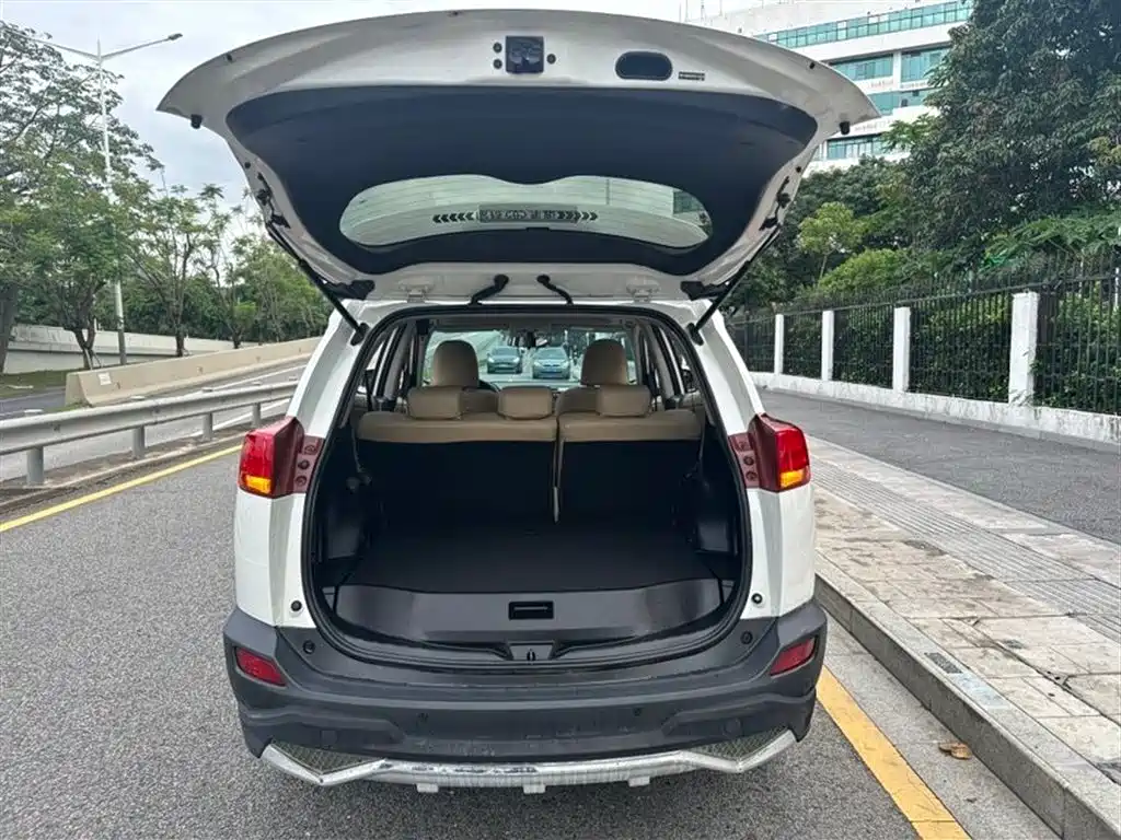 Toyota RAV4 Rongfang 2015 2.0L CVT 2WD Trend Edition фото 8
