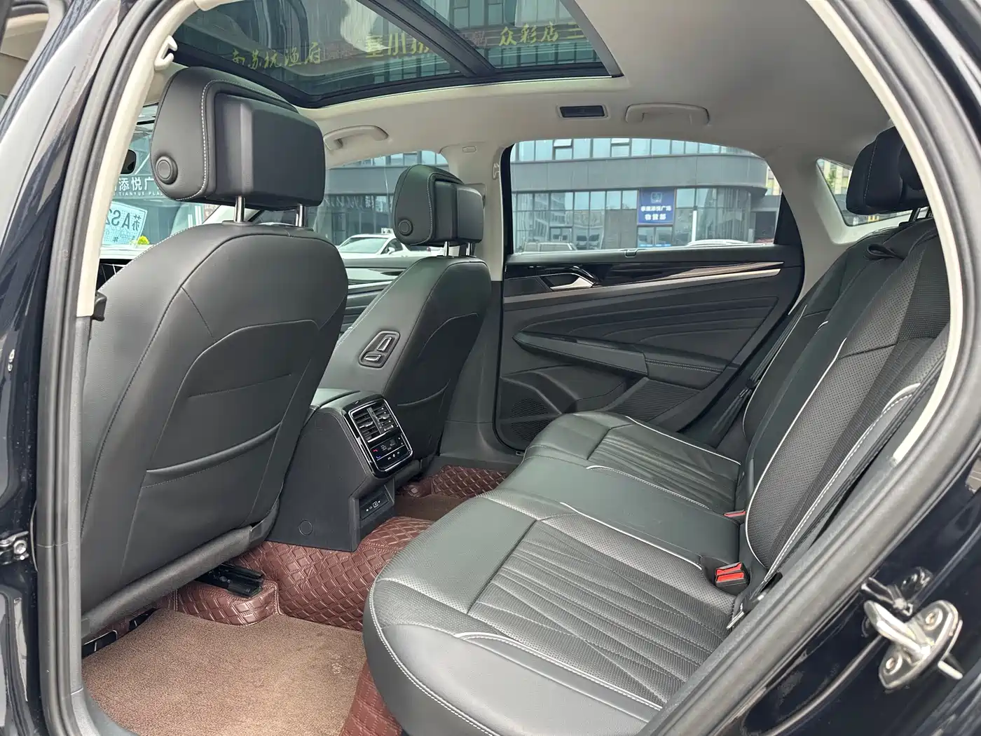 Volkswagen Passat 2023 330TSI Starlight Luxury Edition фото 10