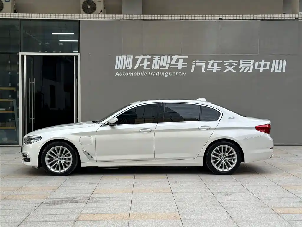 BMW 5 Series New Energy 2019 530Le Pioneer Edition фото 19