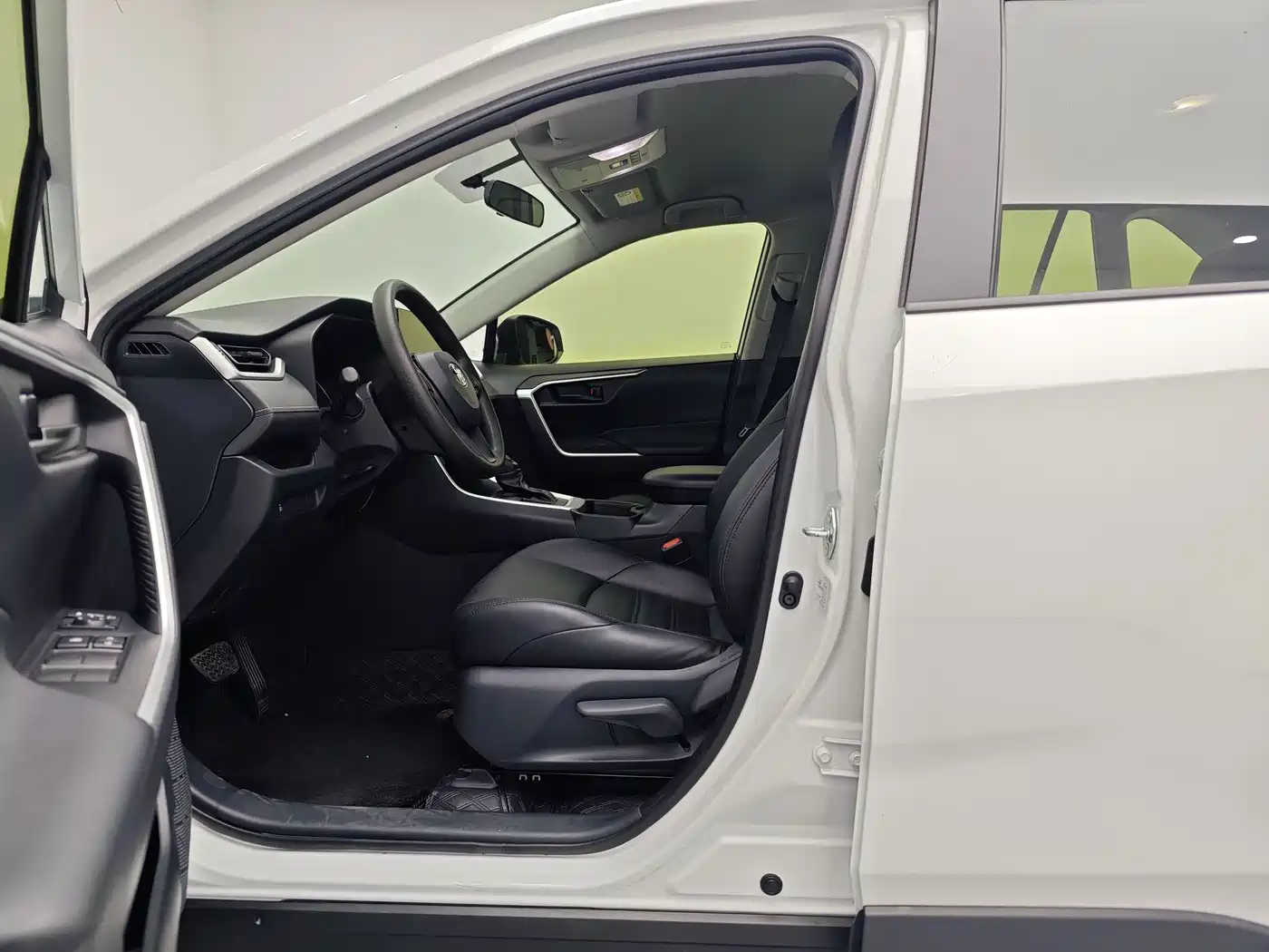 Toyota Wildlander 2024 2.0L CVT FWD Leading Edition фото 14