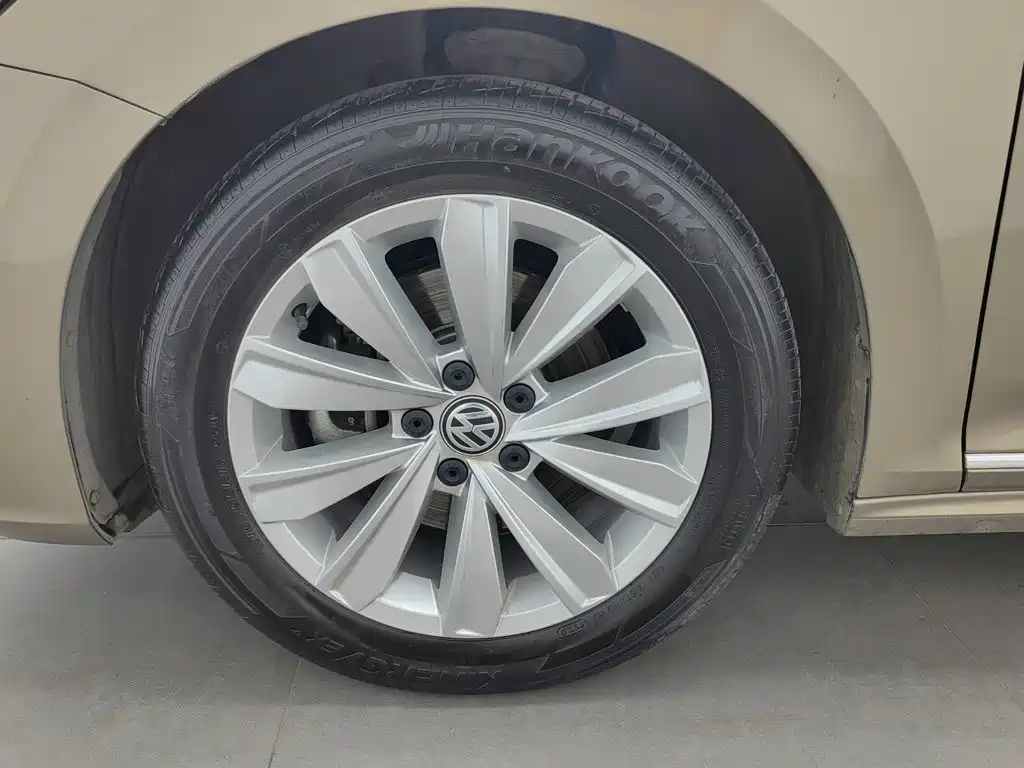 Фото 17 - Volkswagen Passat