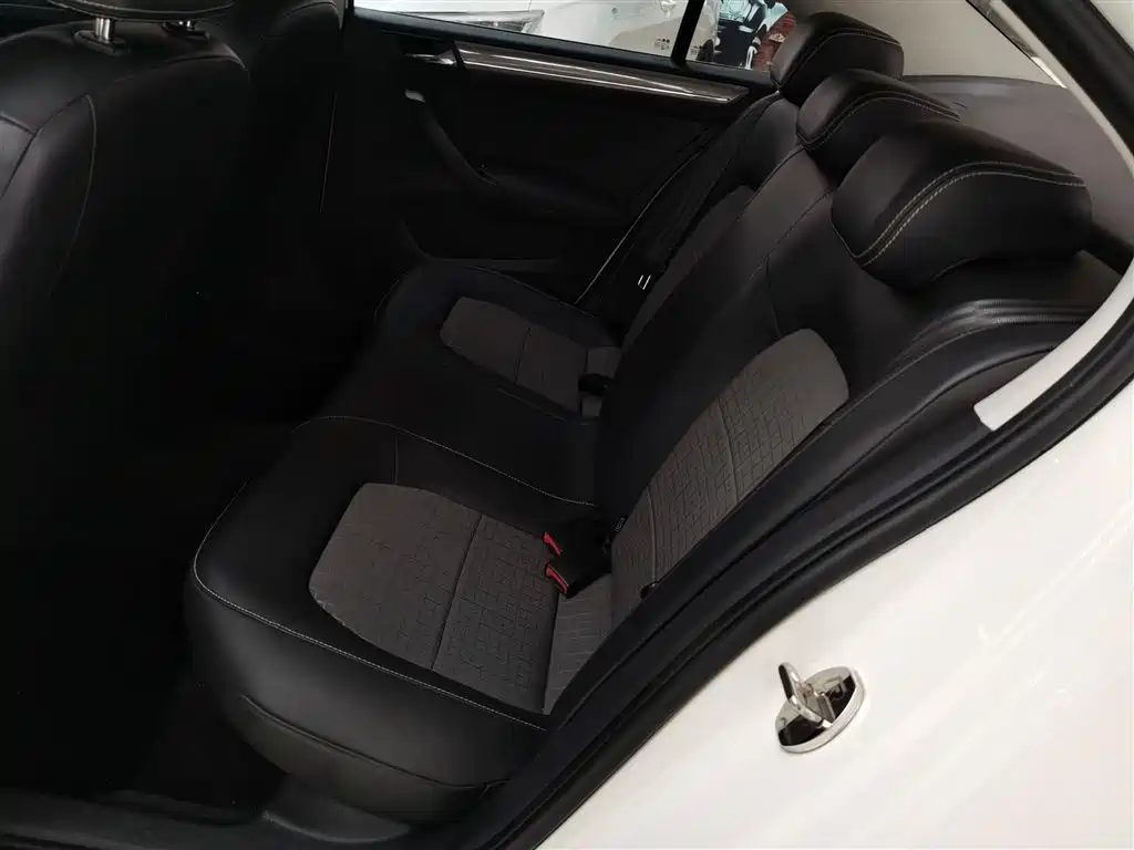 VOLKSWAGEN SANTANA