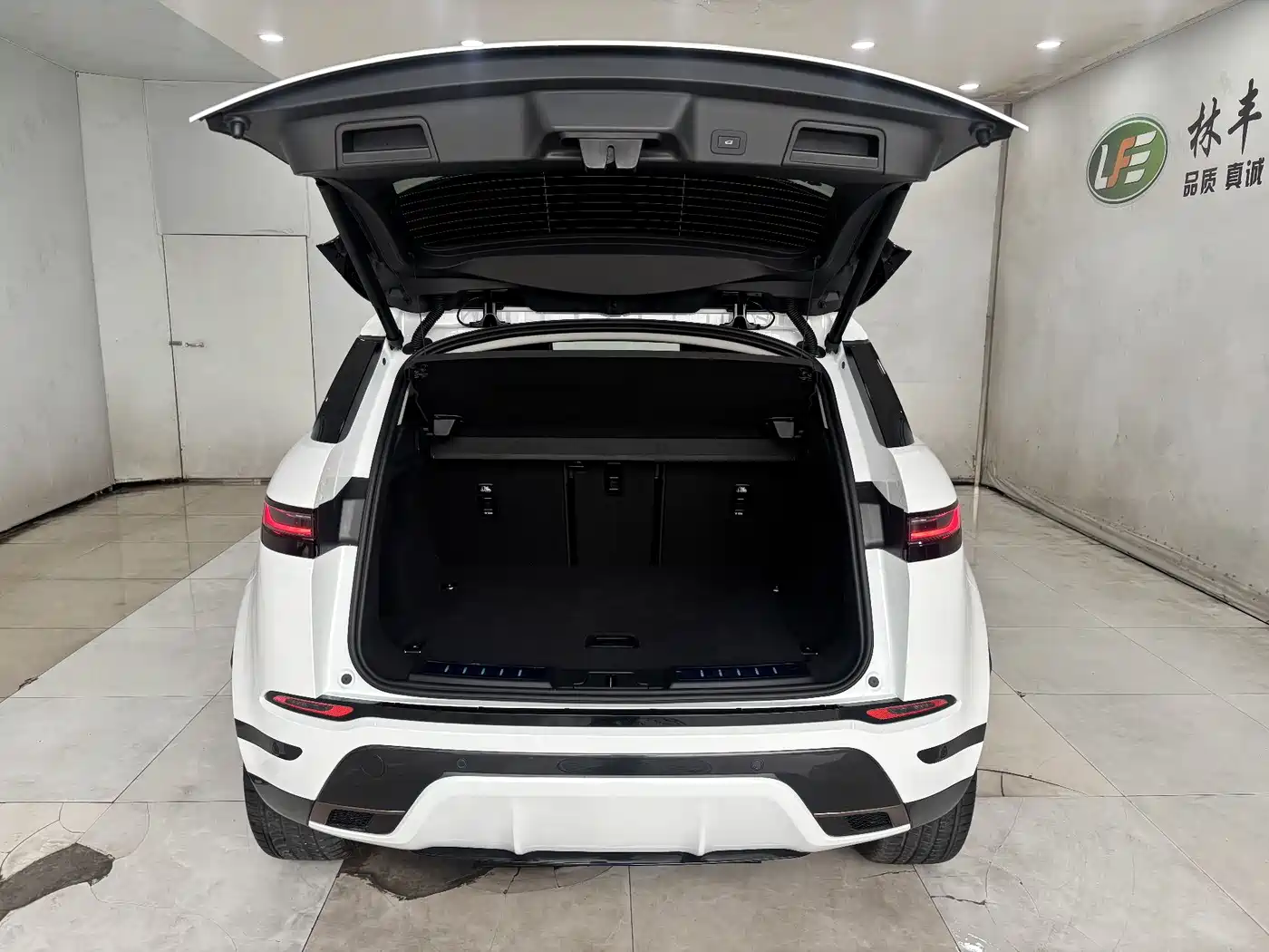 Land Rover Range Rover Evoque 2026 Range Rover Evoque L SE фото 28