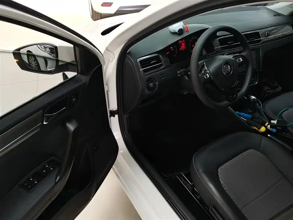 VOLKSWAGEN SANTANA