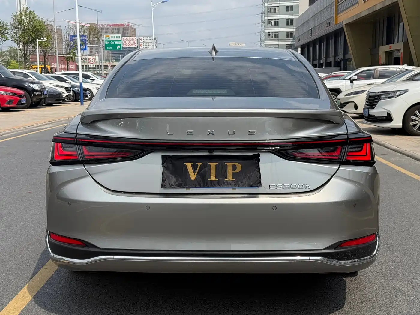 Lexus ES 2025 300h Ultimate Edition фото 9