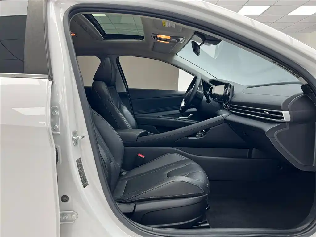 Hyundai Elantra 2021 1.5L CVT LUX Premium Edition фото 17