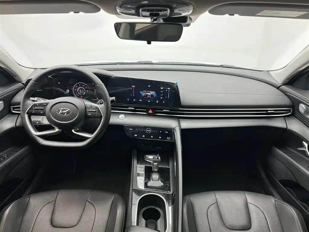 Hyundai Elantra 2021 1.5L CVT LUX Premium Edition фото 18