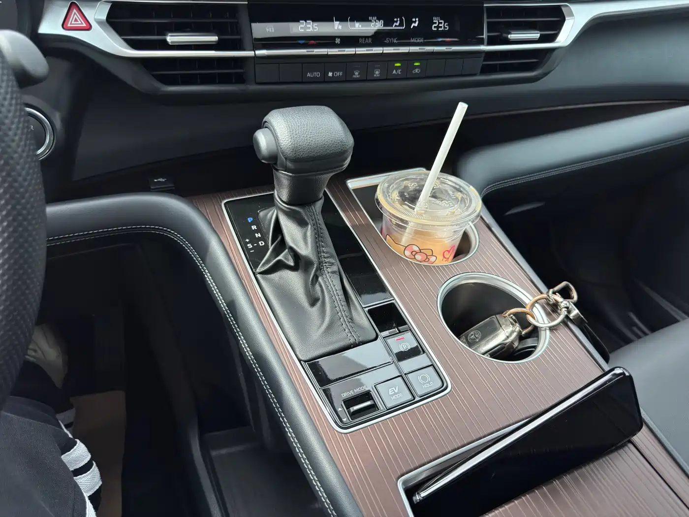 Toyota Granvia 2024 2.5L Hybrid Luxury фото 7