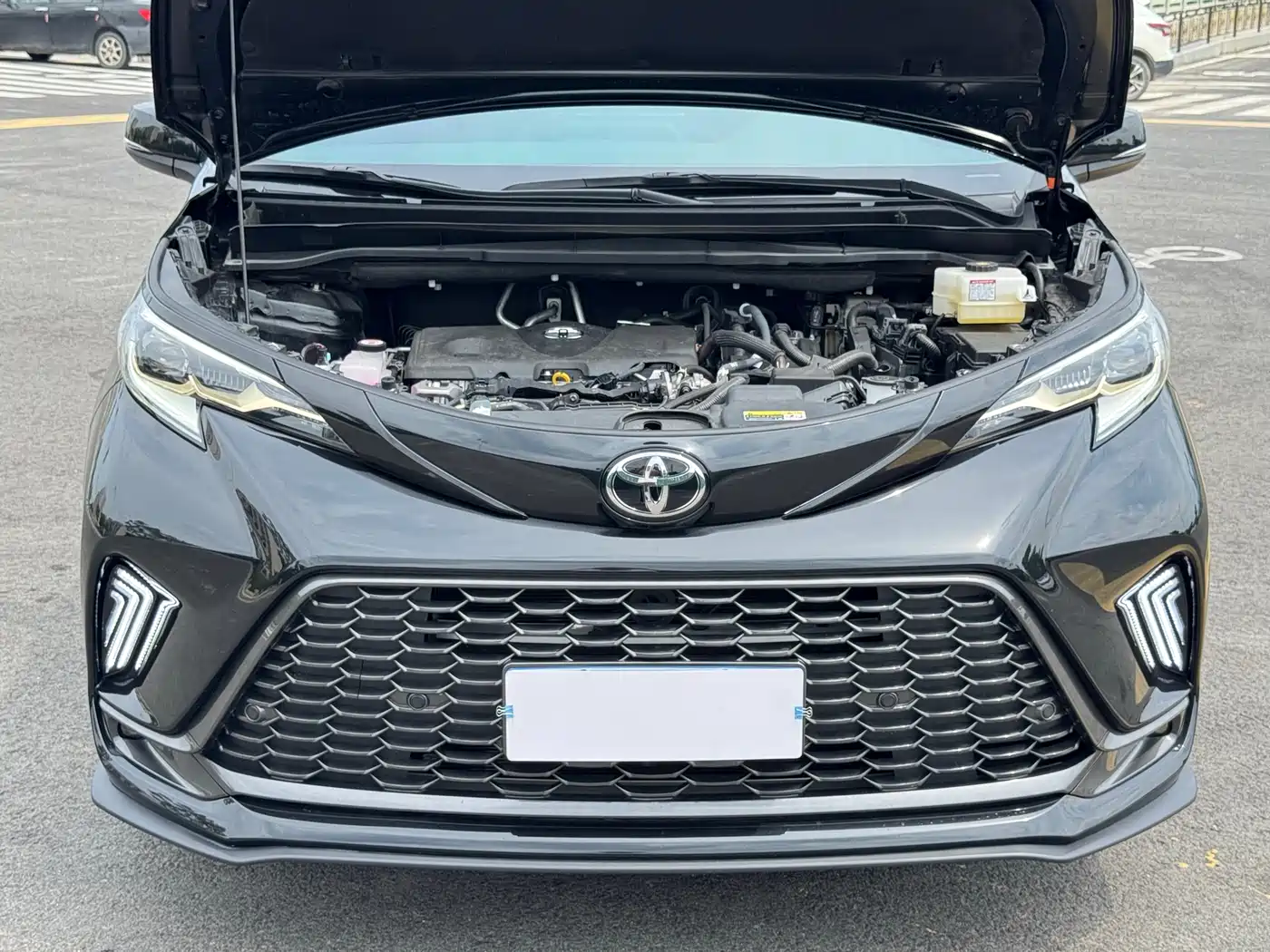 Toyota Granvia 2024 2.5L Hybrid Luxury фото 24