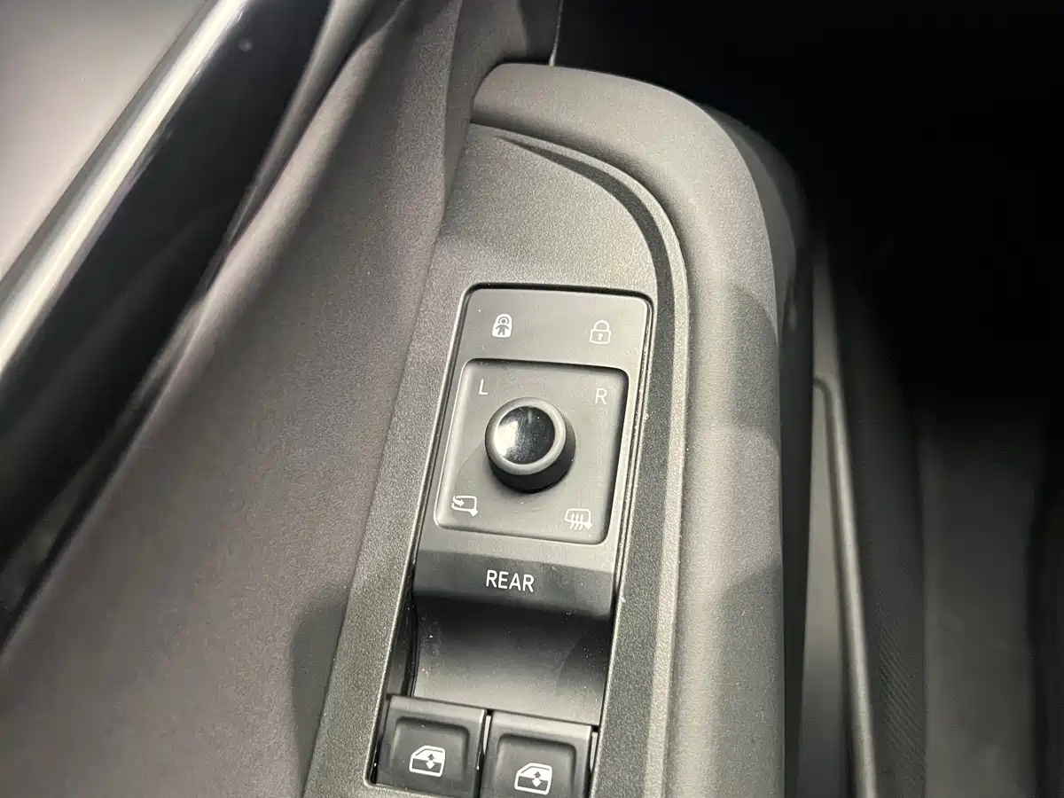 VOLKSWAGEN WITH THE CROWD 06