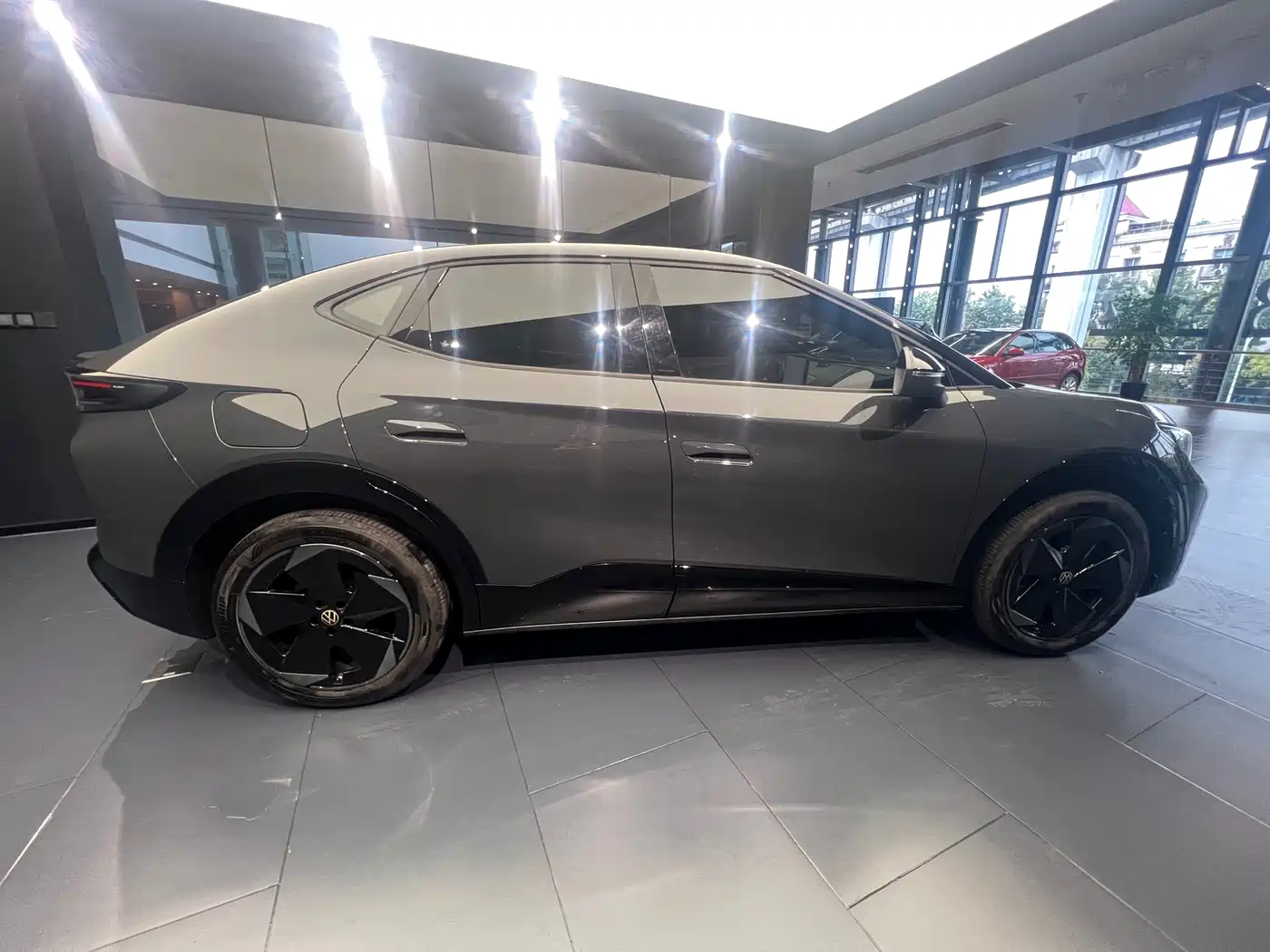 VOLKSWAGEN WITH THE CROWD 06