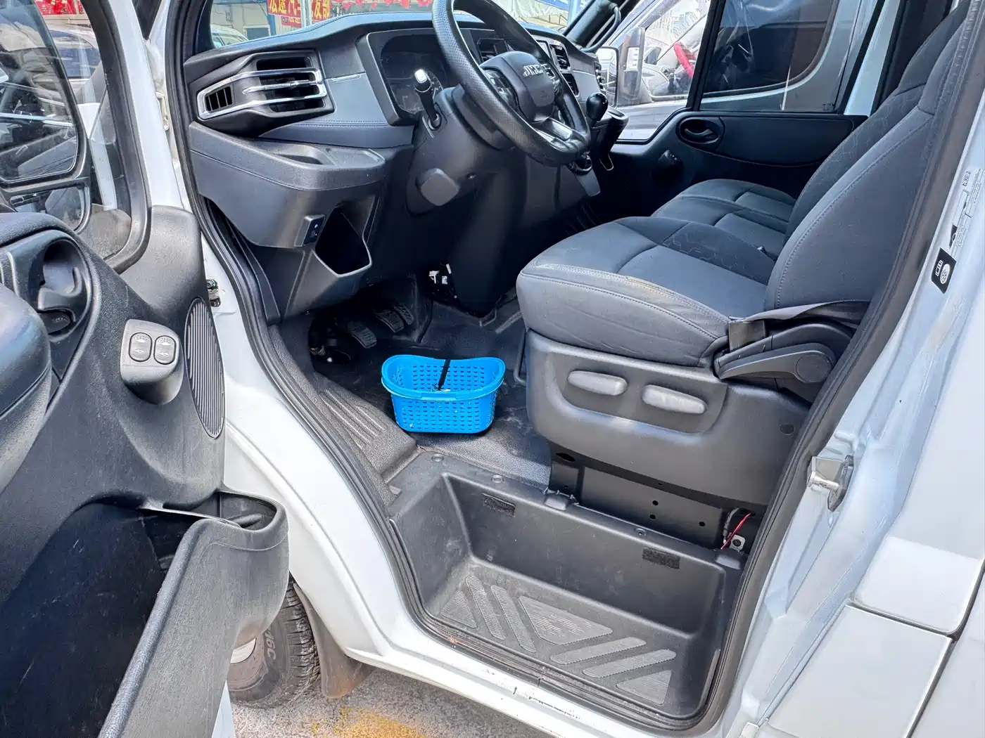 Jiangling JMC Fushun 2023 2023 2.0T Manual Short Wheelbase Medium Roof Commercial Multi-Purpose Vehicle 6-Seater
