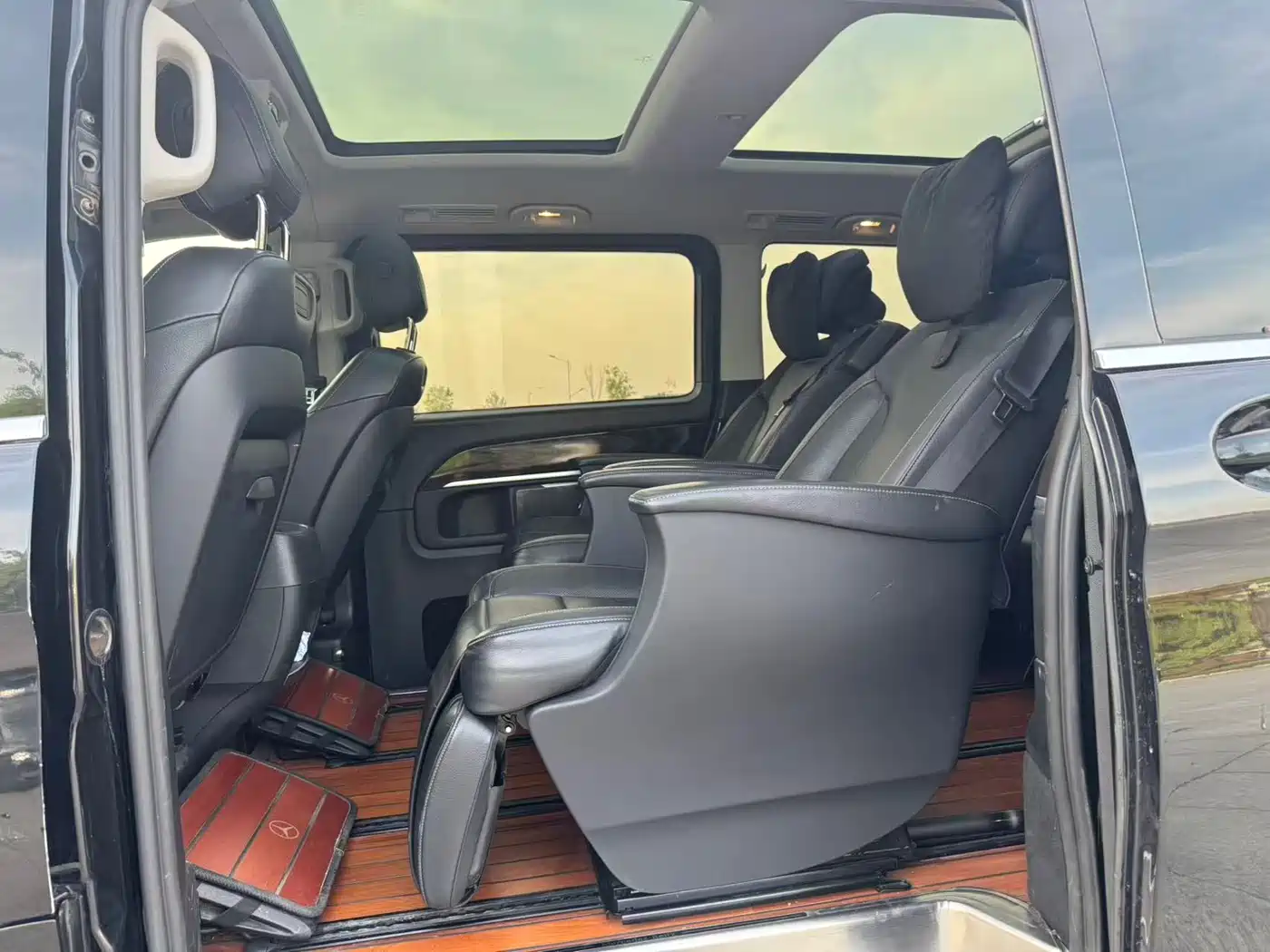 Mercedes-Benz V-Class 2018 V 260 L Premium Long Wheelbase Edition China VI фото 5