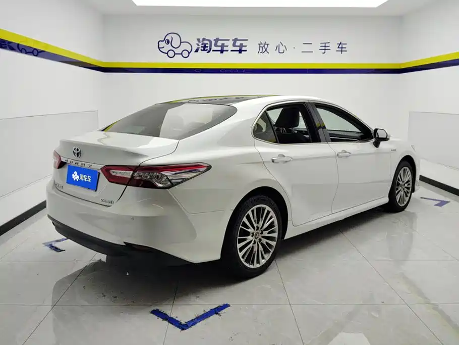 Фото 3 - Toyota Camry