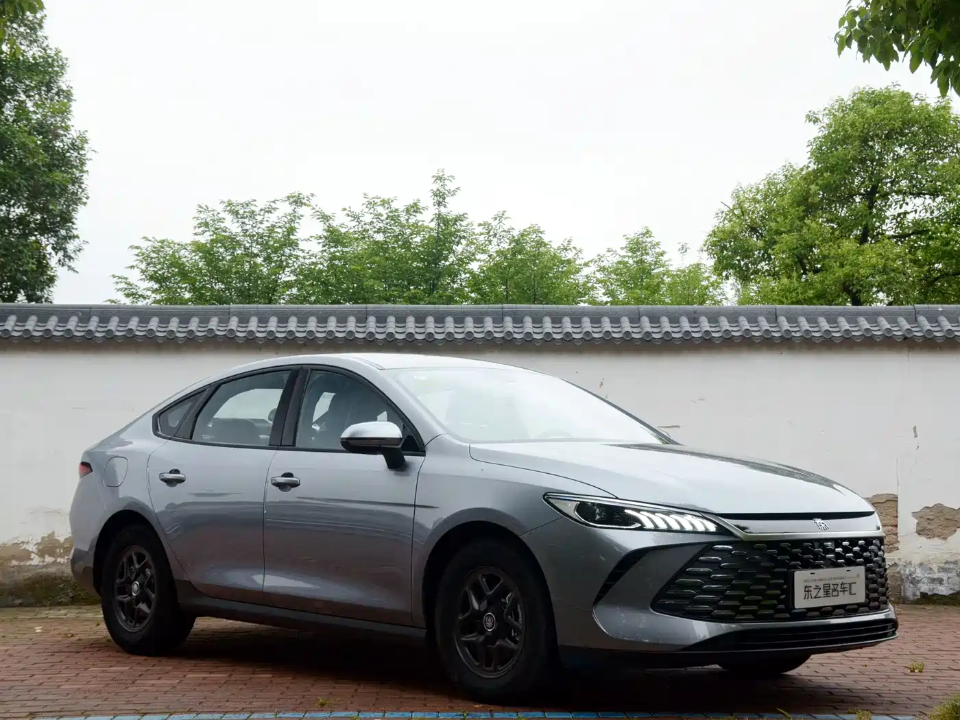 BYD Qin PLUS 2024 Glory Edition DM-i 55KM Leading фото 3