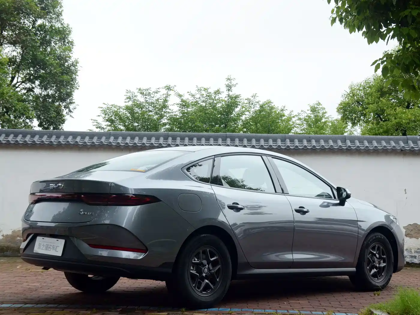 BYD Qin PLUS 2024 Glory Edition DM-i 55KM Leading фото 8