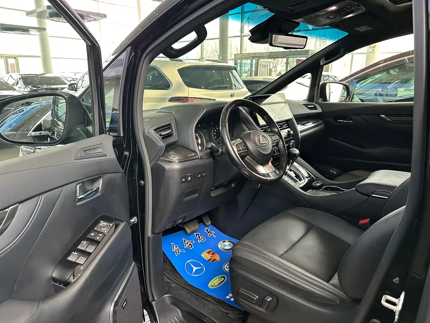Lexus LM 2020 300h 4-Seat Imperial Edition фото 7