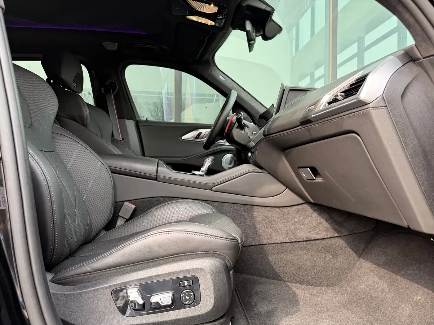 BMW XM 2023 50e фото 34