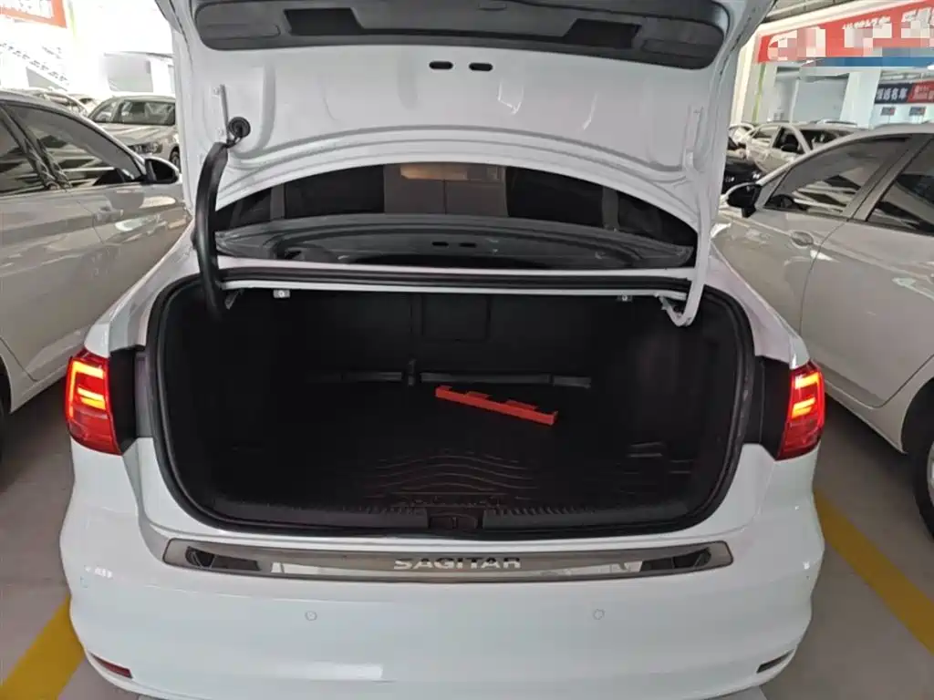 Volkswagen Sagitar 2018 1.6L Automatic Comfort фото 19