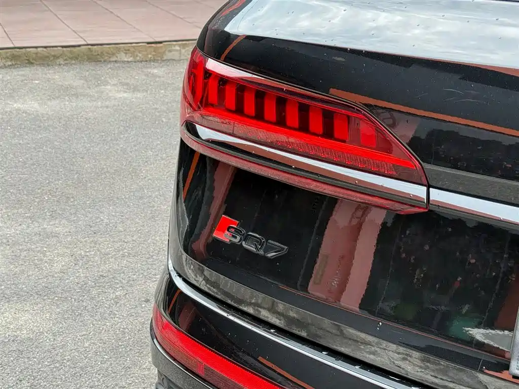 Audi SQ7 2024 4.0 TFSI Dark Knight Edition фото 29