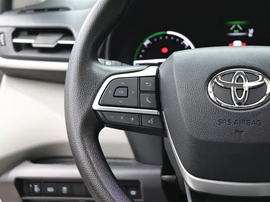 Toyota Granvia 2023 2.5L Hybrid Luxury Edition фото 15
