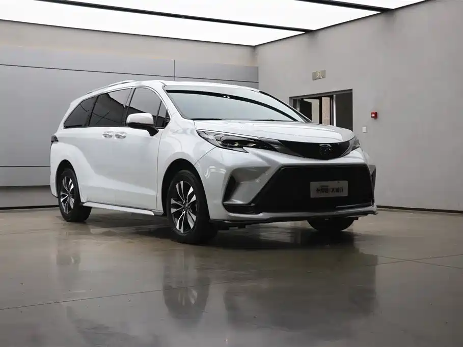 Toyota Granvia 2023 2.5L Hybrid Luxury Edition фото 24