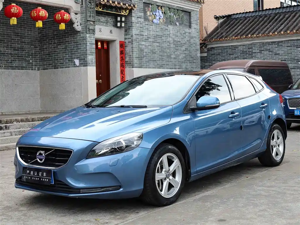VOLVO V40