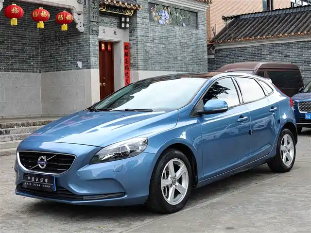volvo v40