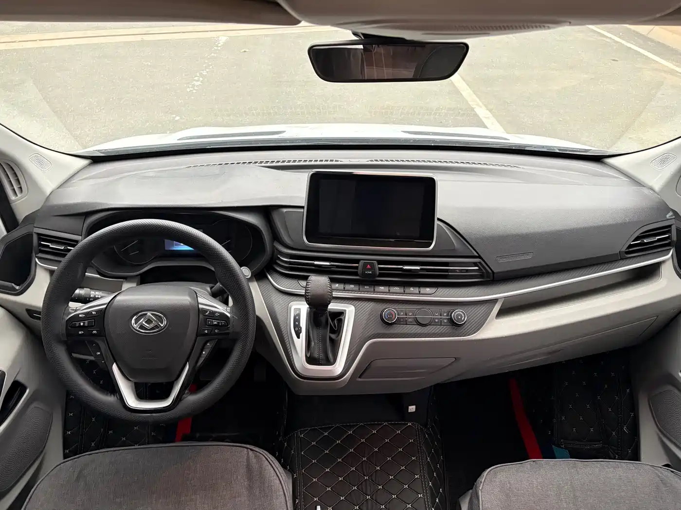 SAIC Maxus Xintu V90 2021 2.0T Automatic Smart Transporter RWD Single Tire Long Wheelbase High Roof 7-seater фото 10