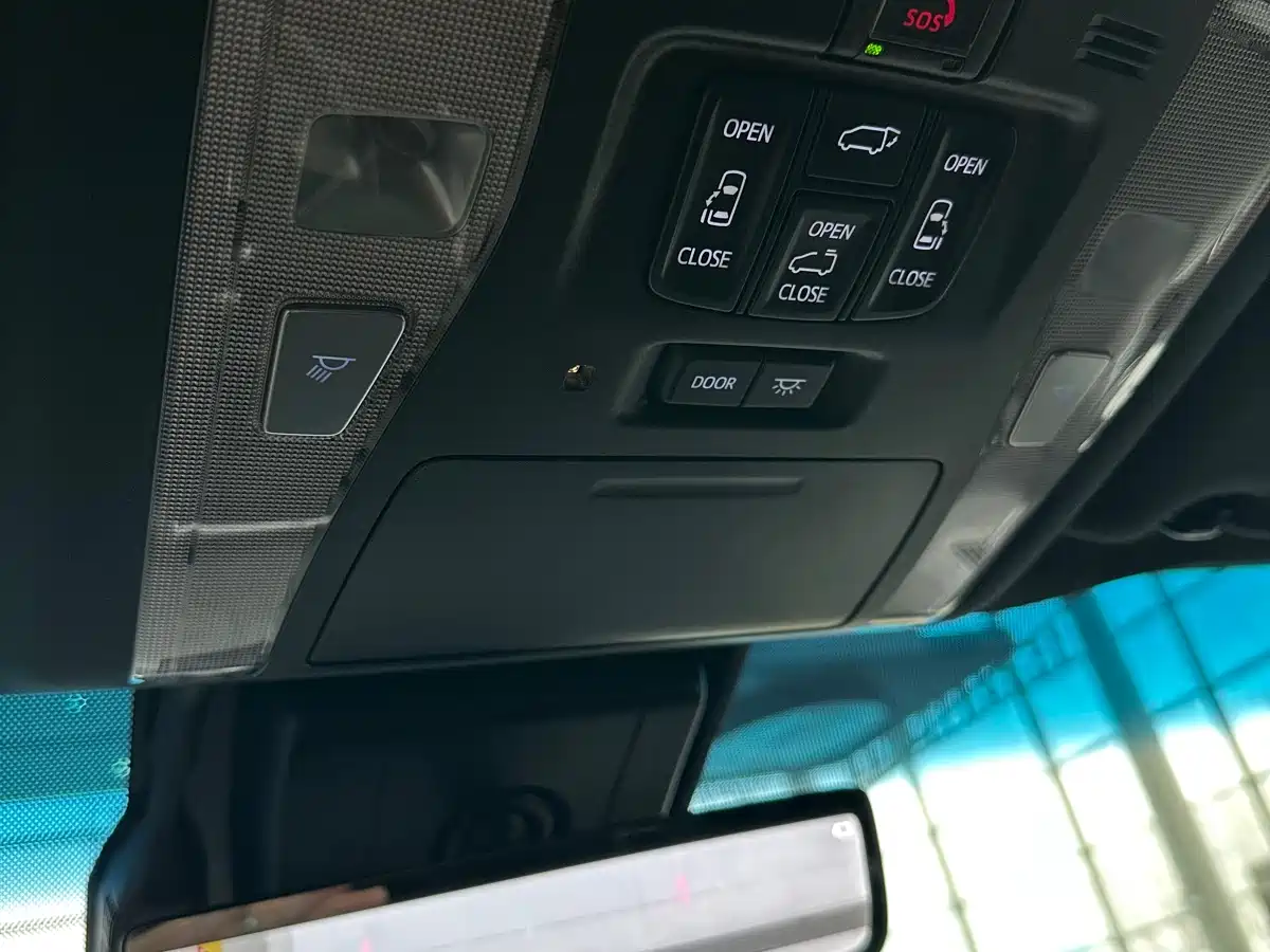 Lexus LM 2020 300h 4-Seat Imperial Edition фото 21