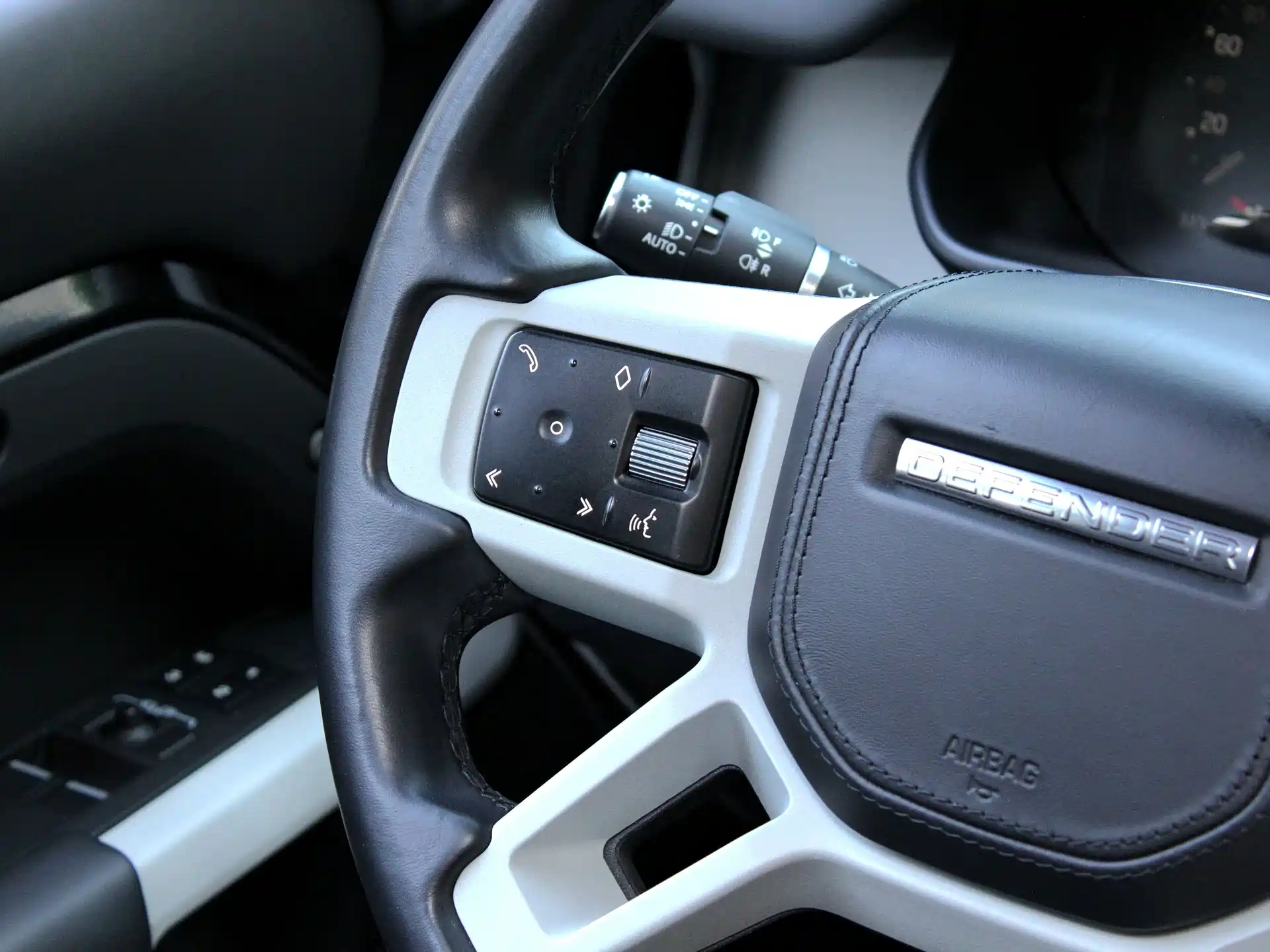 Photo 12 - Land Rover Defender