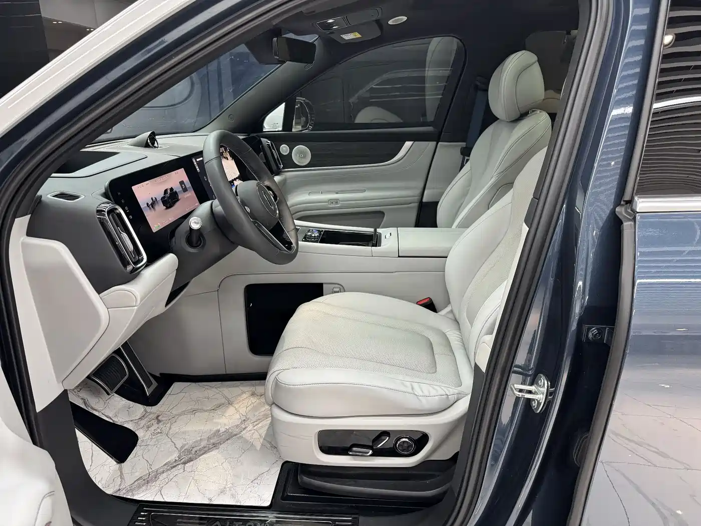 AITO Wenjie AITO M9 2024 Extended Range Ultra 42kWh 6-Seater фото 9