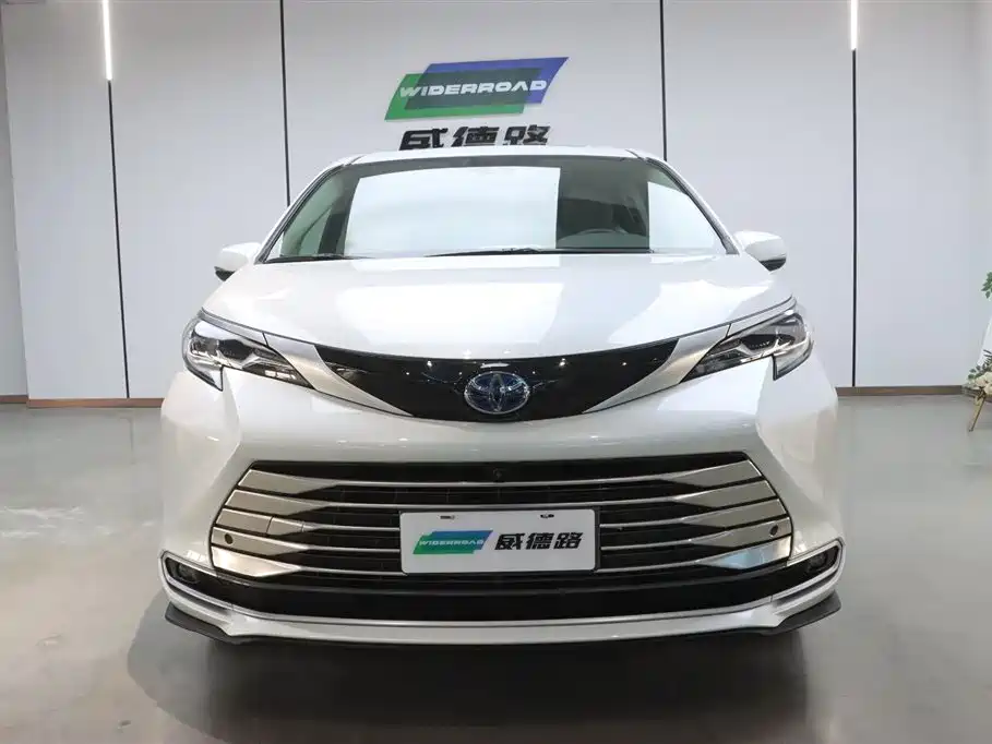 Toyota Sienna 2021 2.5L Hybrid Luxury Edition фото 2