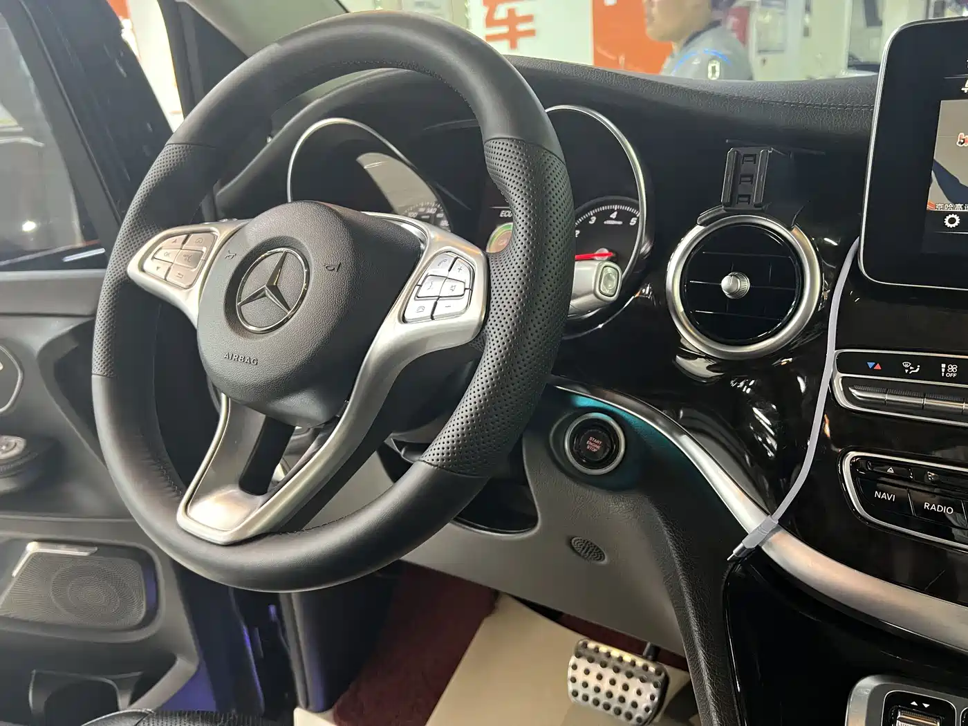 Mercedes-Benz V-Class 2017 Model V 260 L Premium Extended Edition фото 8