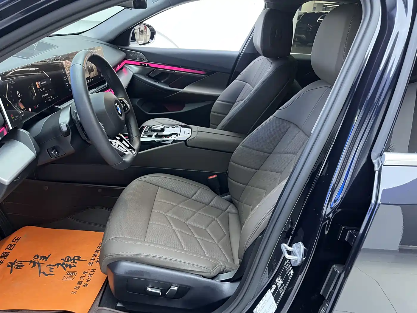 BMW 5 Series 2025 530Li Leading M Sport Package фото 6