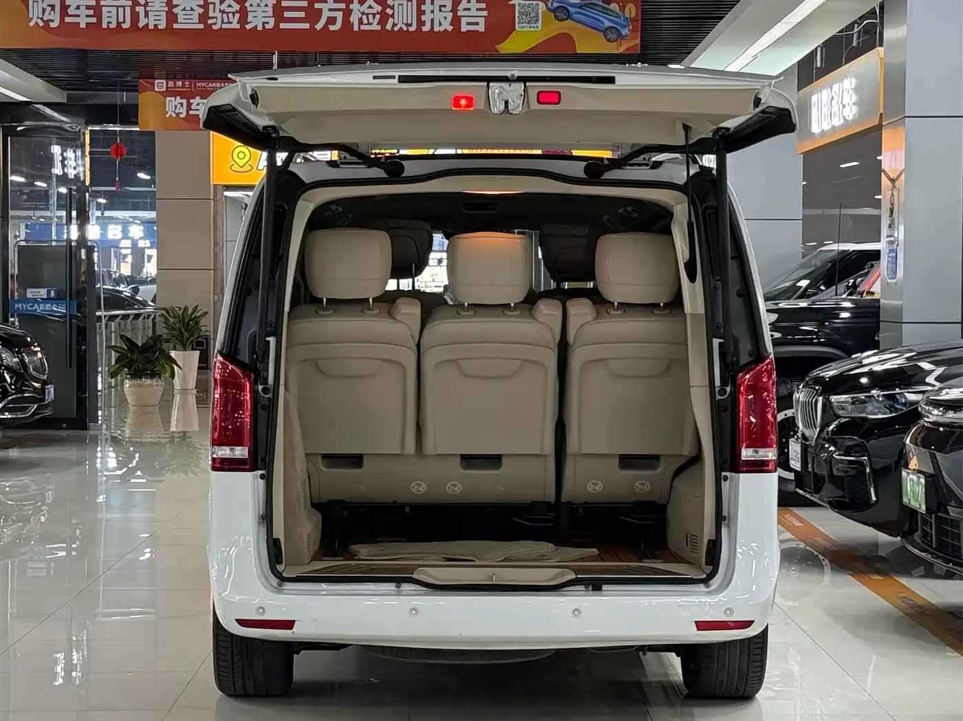 Mercedes-Benz V-Class 2017 Model V 260 L Premium Extended Edition фото 6