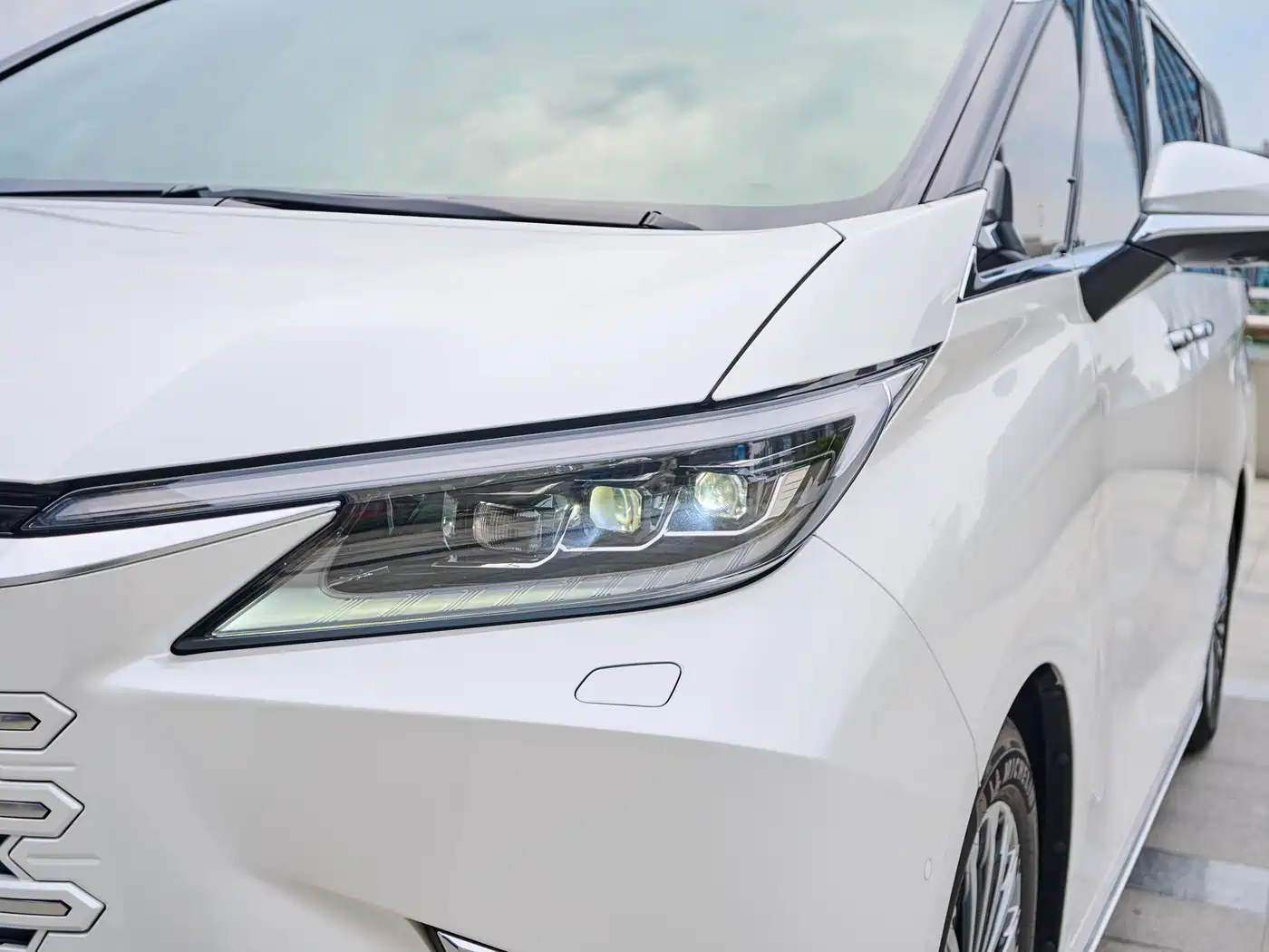Lexus LM 2023 500h 6-Seater Prestige Edition фото 5