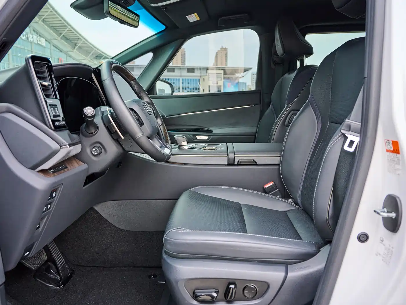 Lexus LM 2023 500h 6-Seater Prestige Edition фото 16