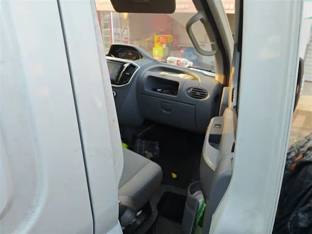 SAIC Maxus Xintu V80 2021 2.0T Manual Classic City Delivery King Short Wheelbase Medium Roof 3-seater фото 20